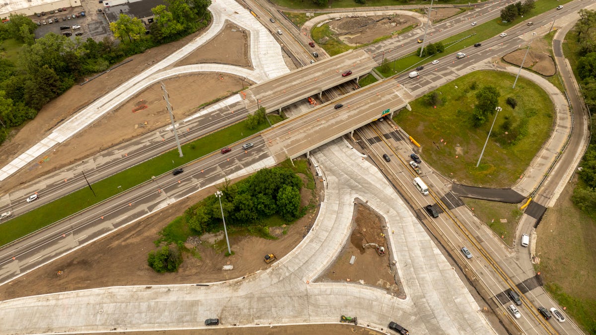 MDOT plans to finish diverging diamond interchange at Telegraph/8 Mile Rd. by late fall MDOT plans to finish diverging diamond interchange at Telegraph/8 Mile Rd. by late fall