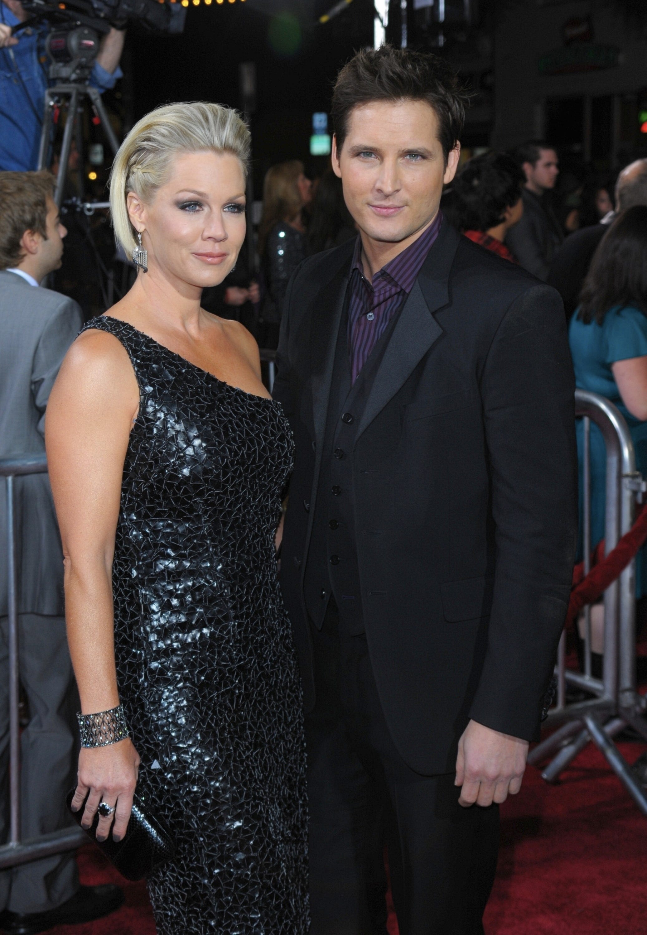 LOS ANGELES - NOVEMBER 16: Actors Jennie Garth (L) and Peter Facinelli arrive at "The Twilight Saga: New Moon" premiere held at the Mann Village Theatre on November 16, 2009 in Westwood, California. (Photo by Jason Merritt/Getty Images) ORG XMIT: 92116469 GTY ID: 0058933275.jpg