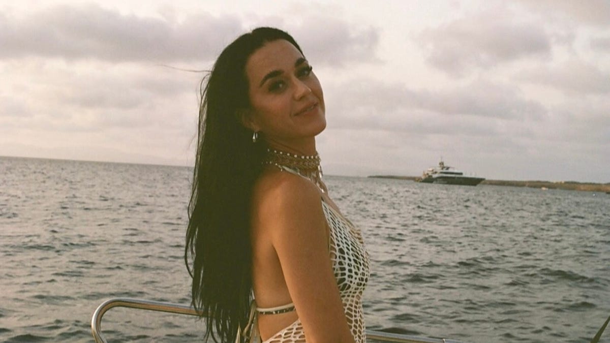 Das Video zu Katy Perrys Song „Lifetimes“ wird untersucht Das Video zu Katy Perrys Song „Lifetimes“ wird untersucht