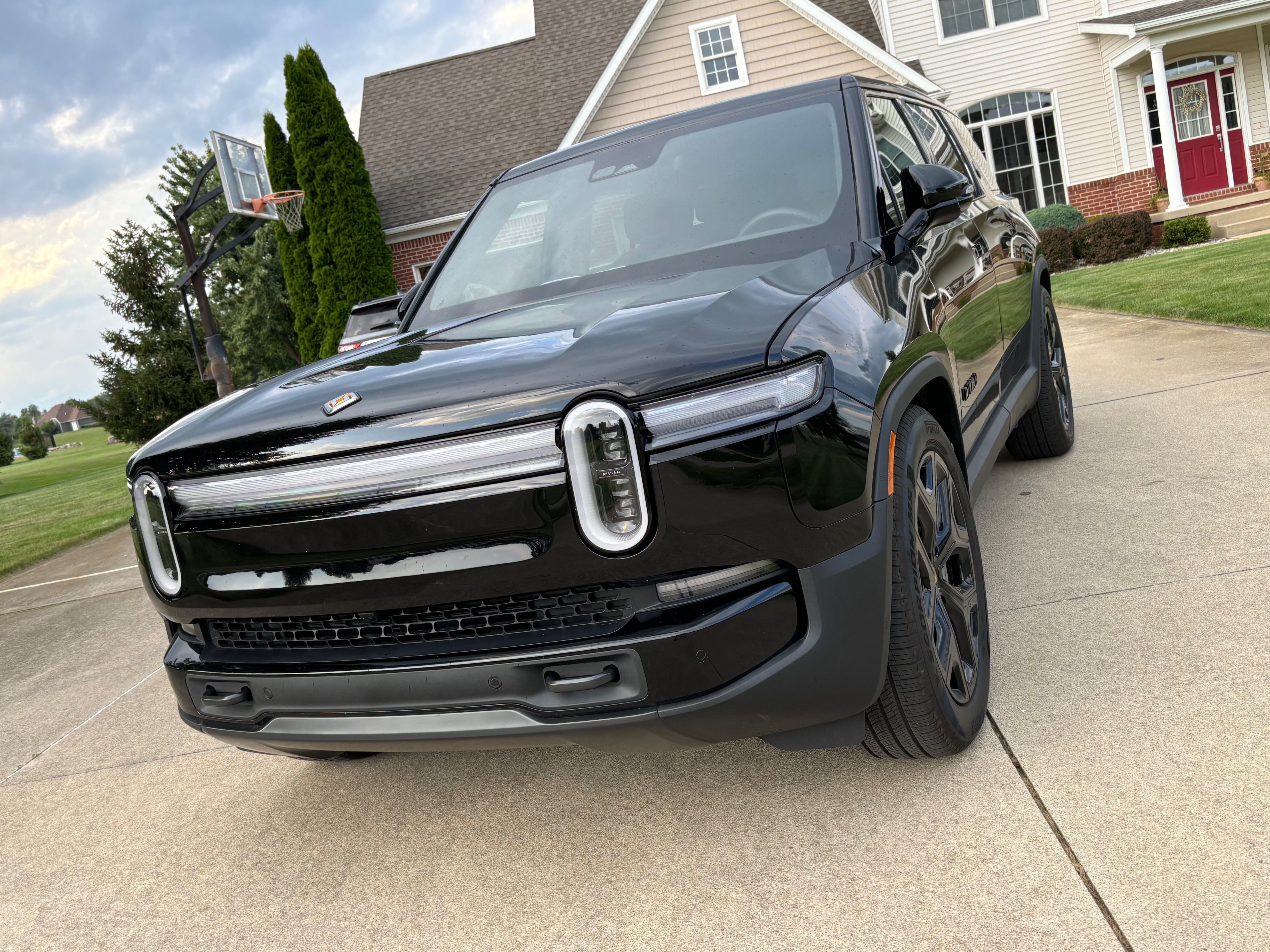 More than half the 2025 Rivian R1S electric SUV's physical hardware got updates that led to lower weight, longer range, faster charn ing and more.