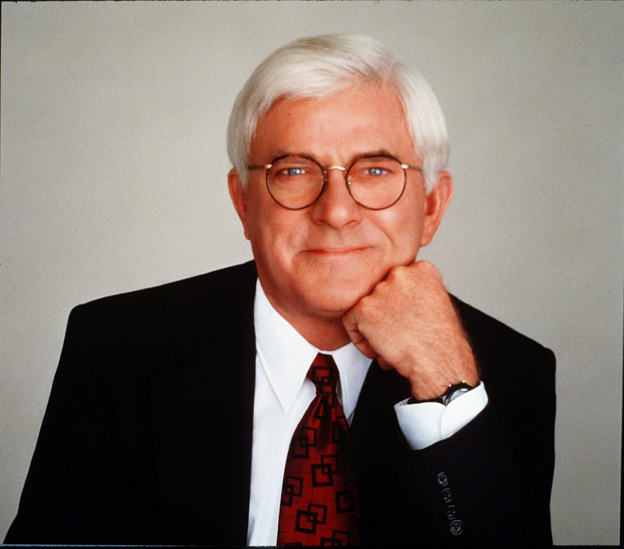 Talk show host Phil Donahue ends 29 years of on-air time on May 1, 1996.