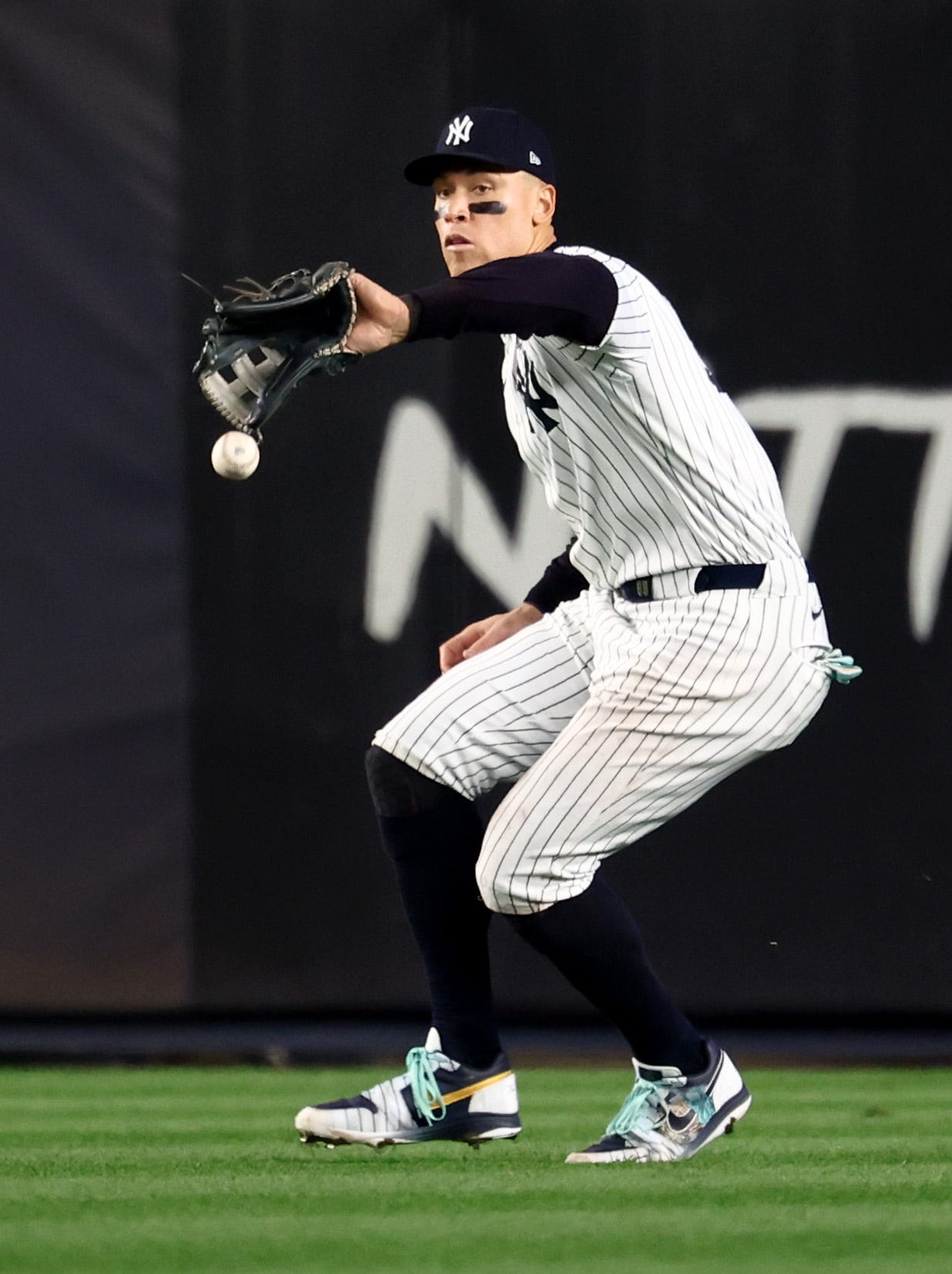 Yankees outfielder Aaron Judge makes a costly fielding error during the fifth inning against the Dodgers.