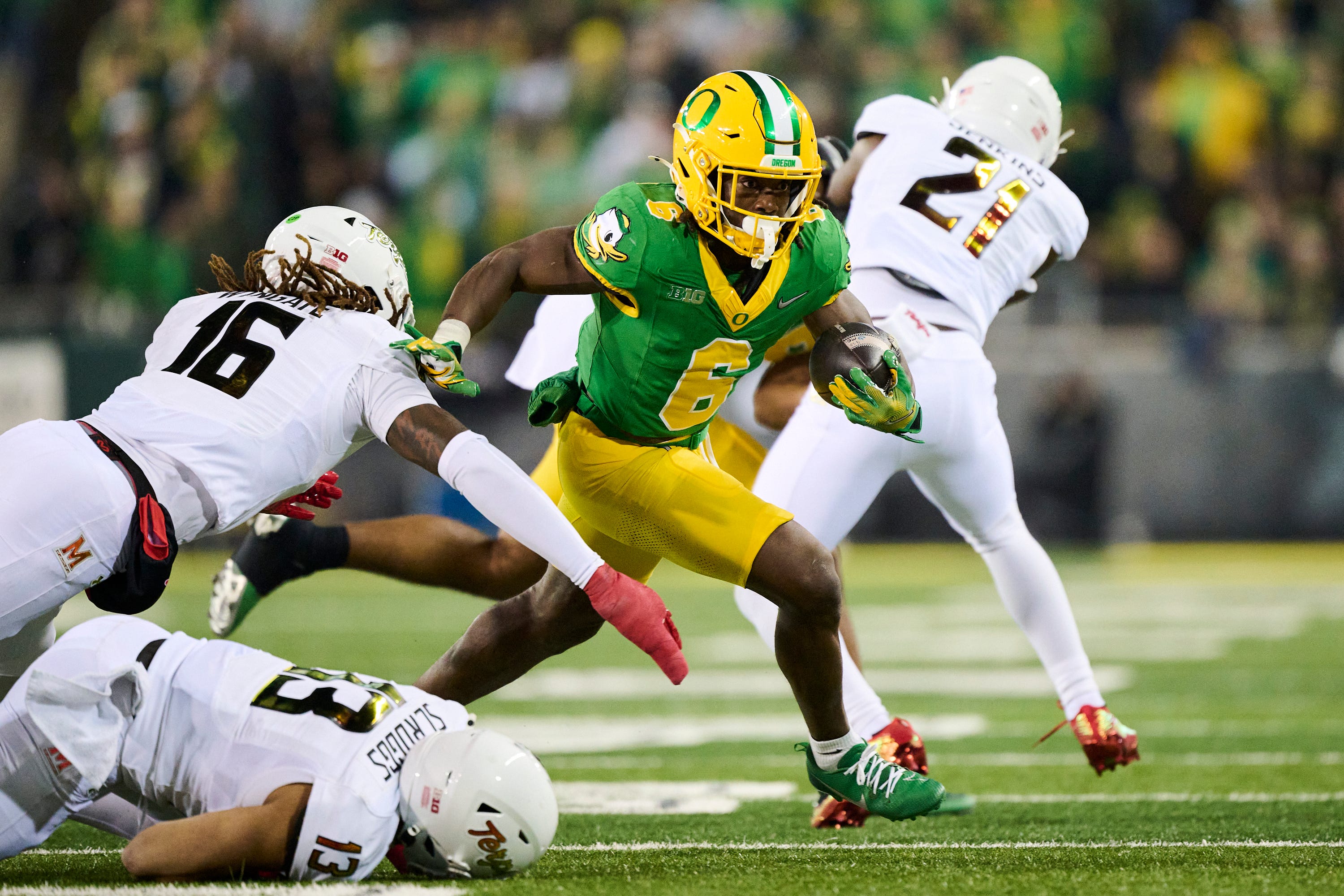 Oregon running back Noah Whittington (6) breaks away from Maryland linebacker Daniel Wingate (16) during the second half at Autzen Stadium.