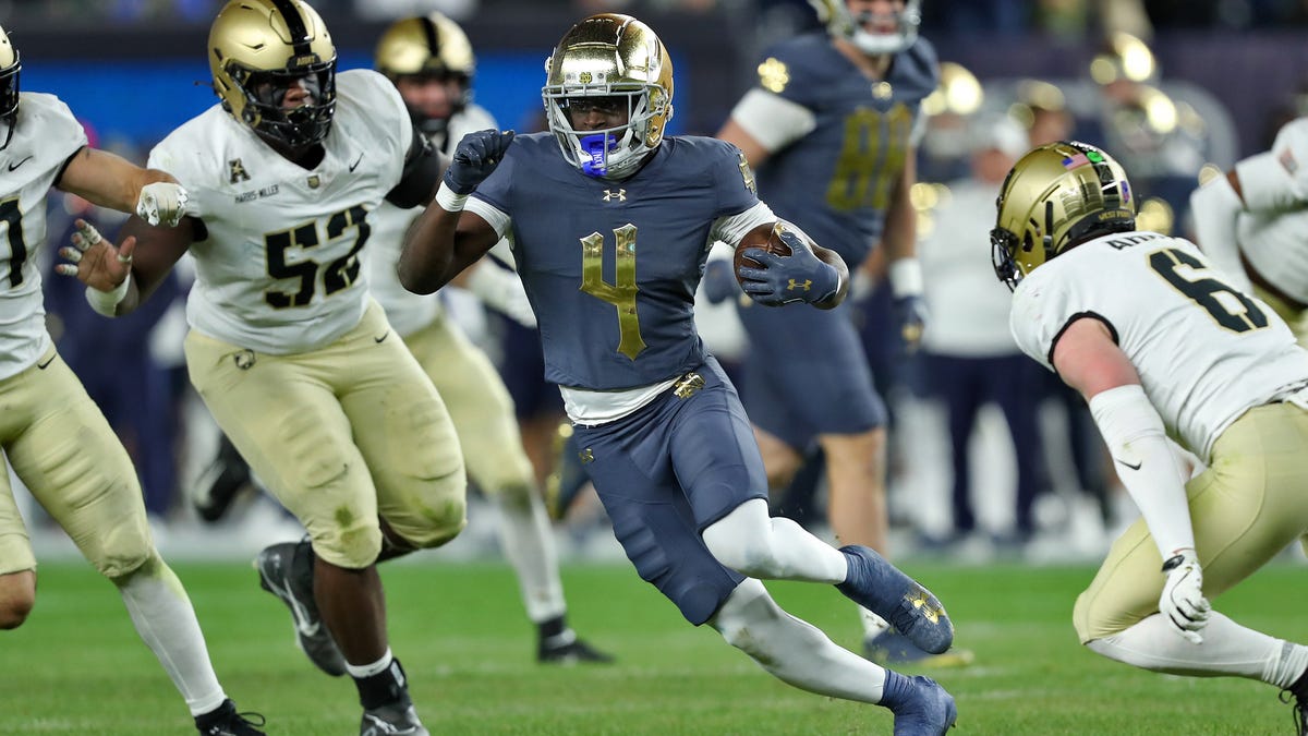 Notre Dame running back Jeremiyah Love (4) runs with the ball against Army during the first half at Yankee Stadium.