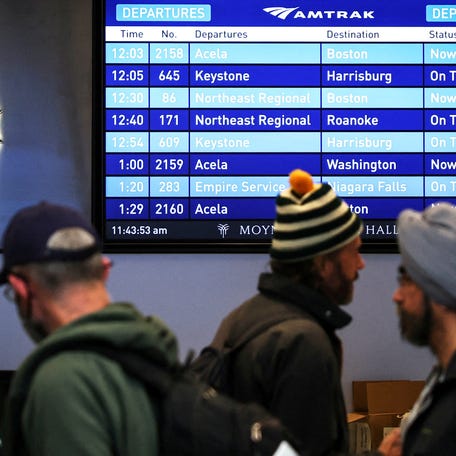 FILE PHOTO: Travelers line up to board Amtrak trains inside the Daniel Patrick Moynihan Train Hall at Pennsylvania Station ahead of the Thanksgiving holiday in Manhattan in New York City, New York, U.S., November 21, 2023. REUTERS/Mike Segar/File Photo