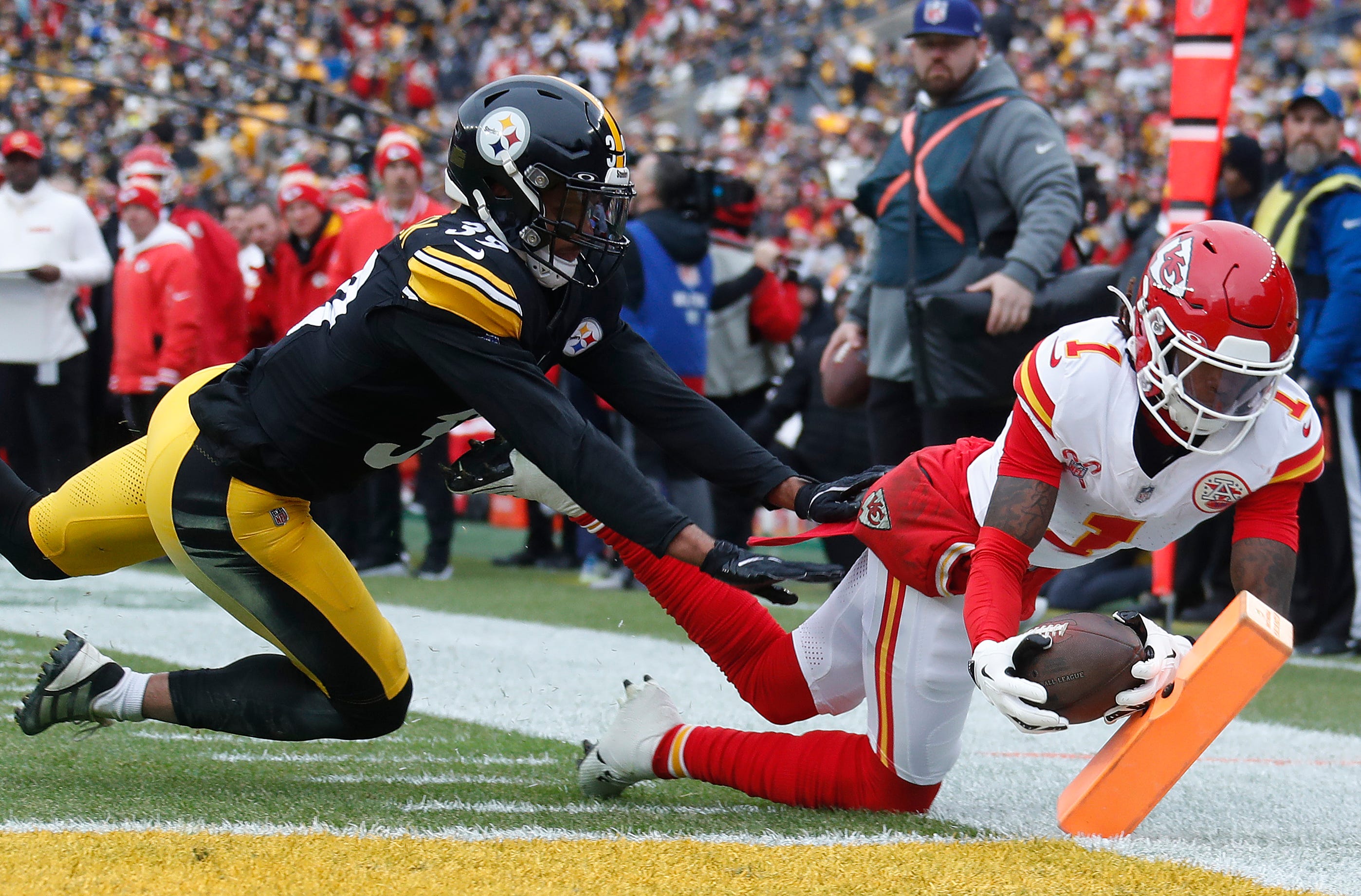 Steelers Face Chiefs in Thrilling Christmas Day Showdown