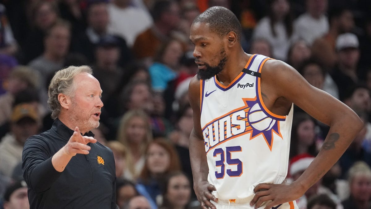 Phoenix Suns fire Mike Budenholzer after 1 season, losing record
