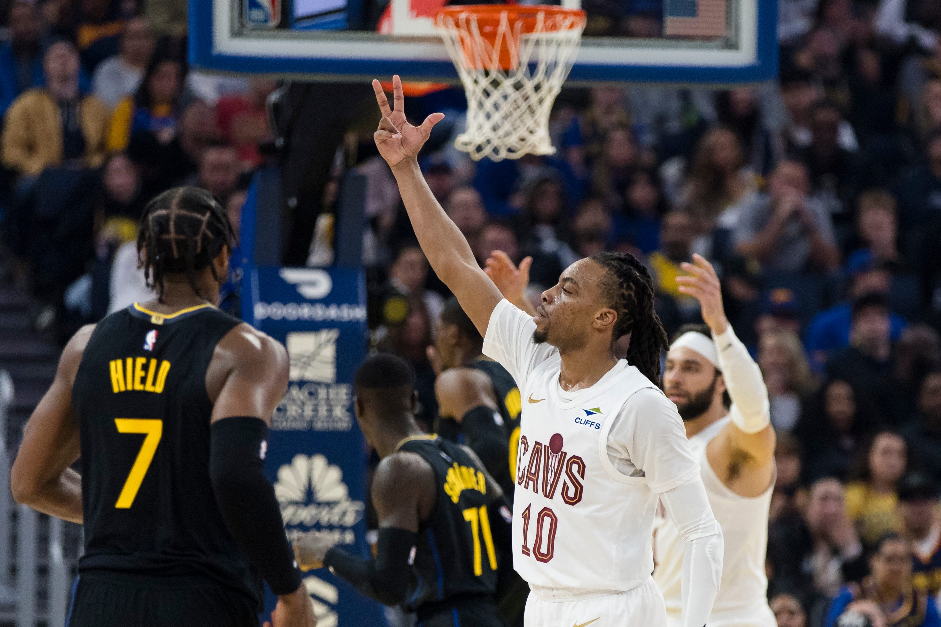 Cleveland Cavaliers Triumphan ante los Golden State Warriors en un Partido Emocionante