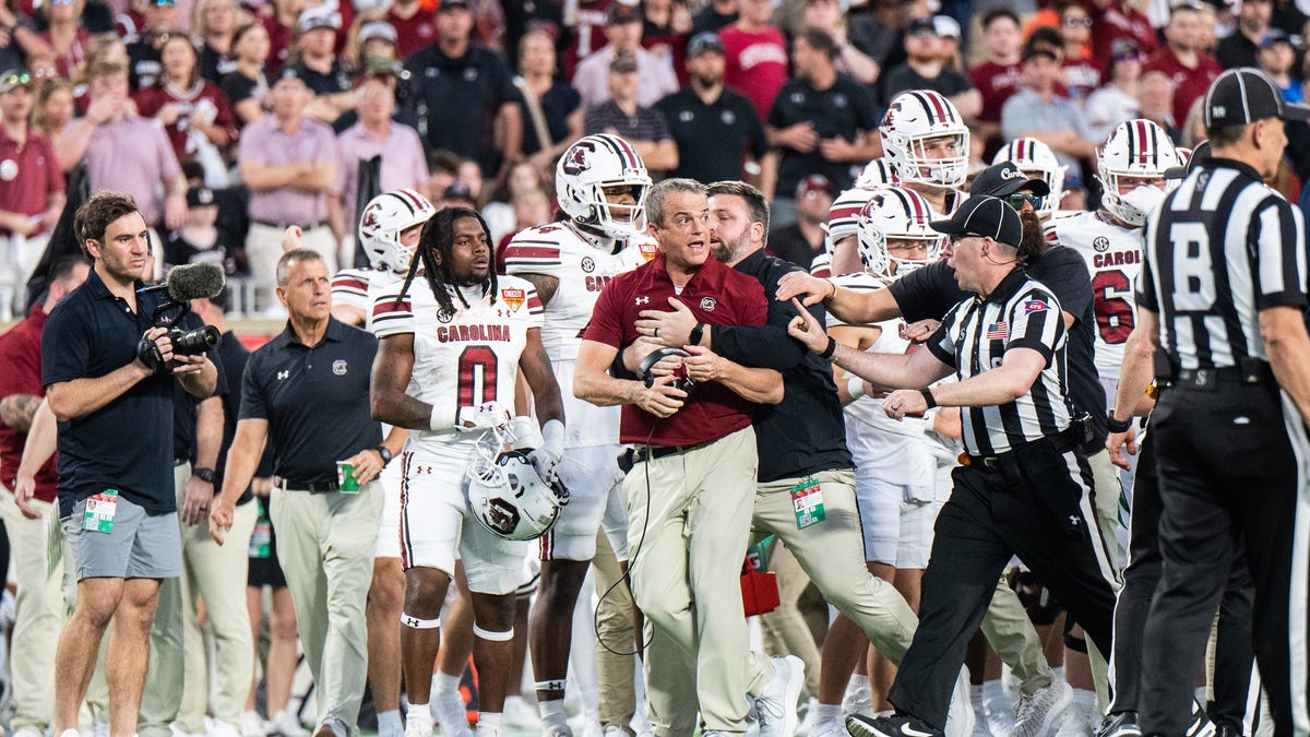 South Carolina's Shane Beamer held back after Bret Bielema appears to taunt in Citrus Bowl