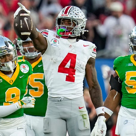 Ohio State wide receiver Jeremiah Smith (4) celebrates a first-down catch against Oregon during the 2025 Rose Bowl in Pasadena, Calif.