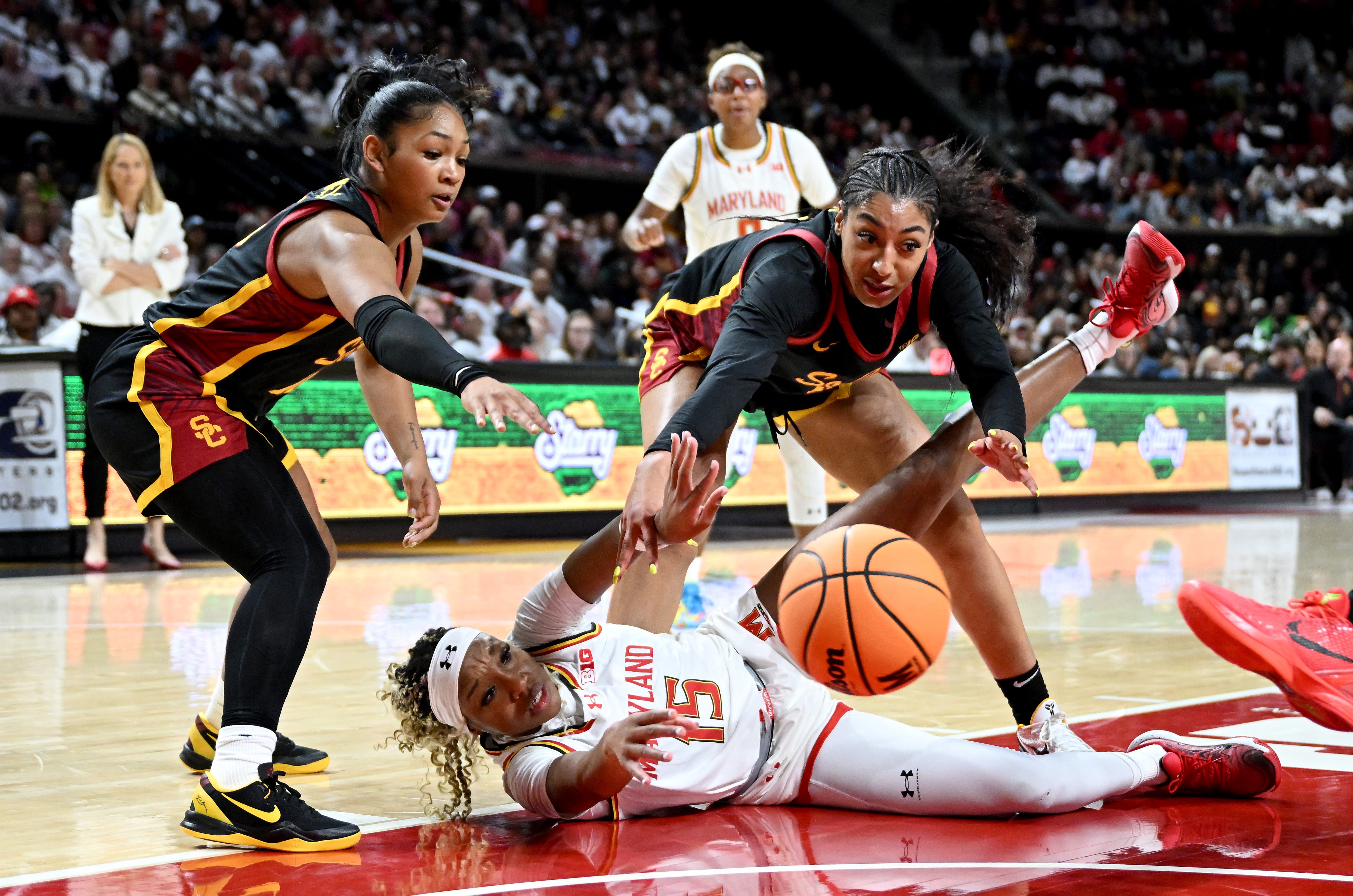 Maryland's Christina Dalce (15) passes the ball from the floor against USC's Malia Samuels (10) and Kennedy Smith (11) in the third quarter at Xfinity Center.