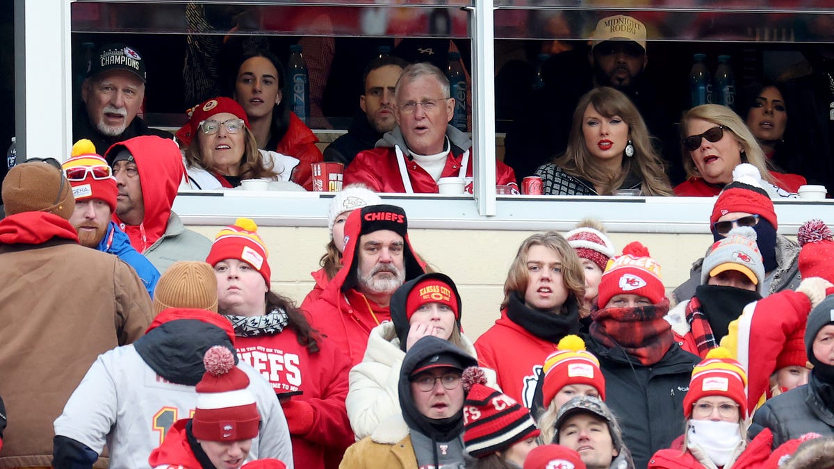 Caitlin Clark sits with Taylor Swift at Kansas City Chiefs vs. Houston Texans NFL playoff Caitlin Clark sits with Taylor Swift at Kansas City Chiefs vs. Houston Texans NFL playoff