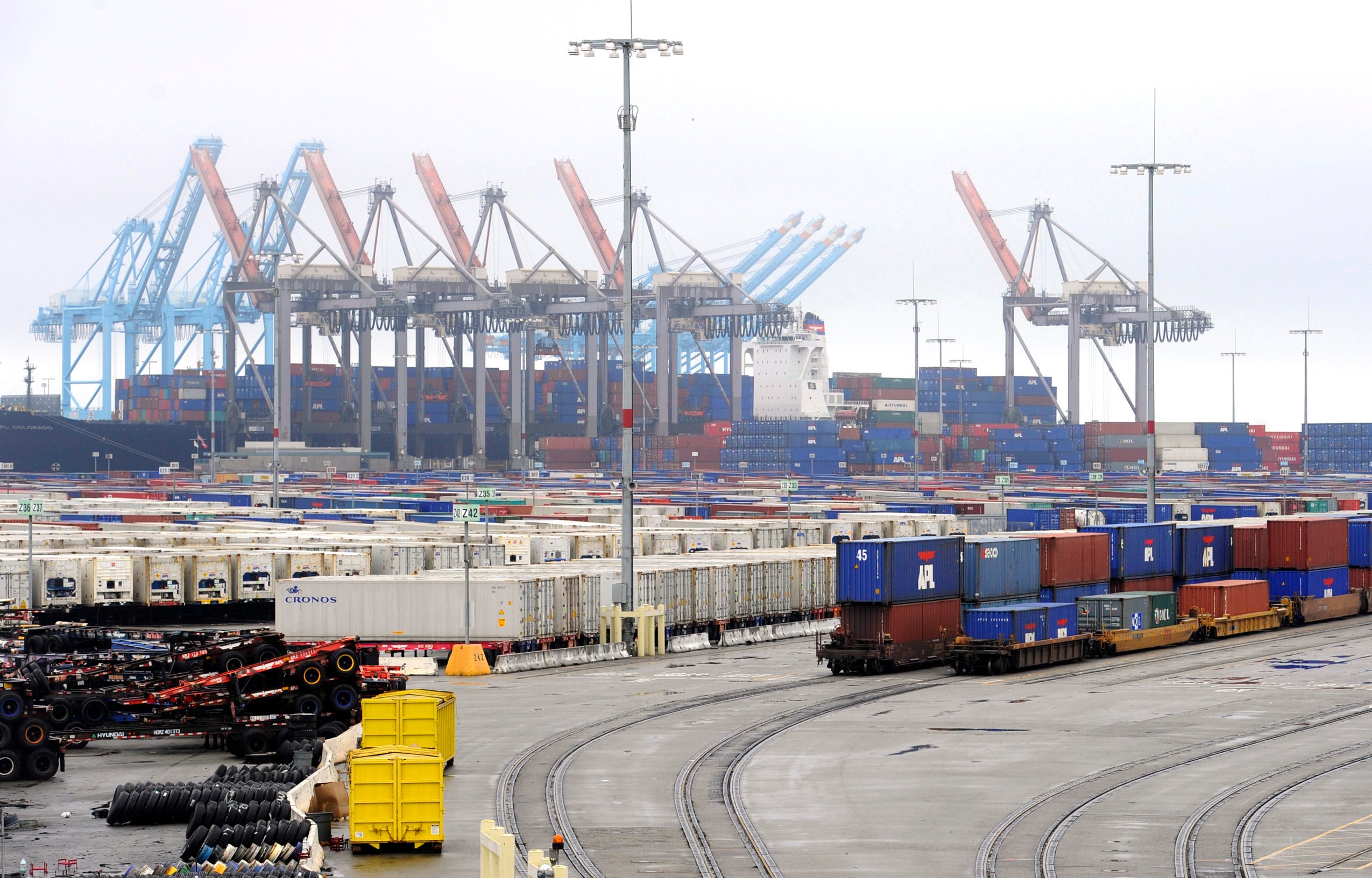 A general view of the Port of Los Angeles, California November 29, 2012. A strike by clerical workers shut down terminals at the ports of Los Angeles and Long Beach on Wednesday after other workers refused to cross picket lines at the nation's busiest combined cargo complex, officials said. REUTERS/Lori Shepler (UNITED STATES - Tags: CIVIL UNREST BUSINESS EMPLOYMENT)