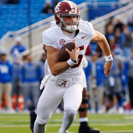 Alabama quarterback Ty Simpson (15) runs the ball against the Kentucky during their 2023 game at Kroger Field.