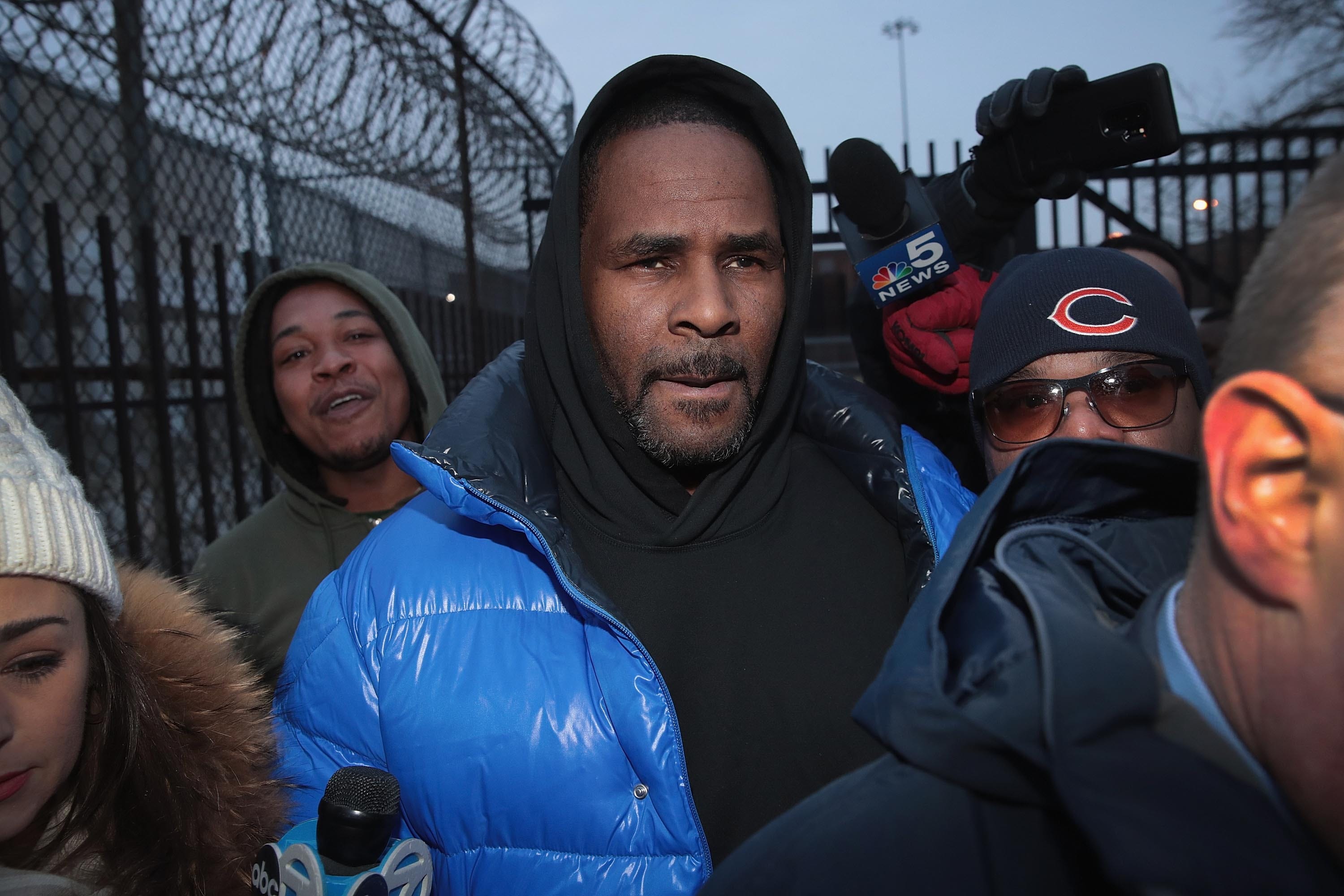 CHICAGO, ILLINOIS - FEBRUARY 25: R&B singer R. Kelly leaves the Cook County jail after posting $100 thousand bond on February 25, 2019 in Chicago, Illinois. Kelly was being held after turning himself in to face ten counts of aggravated sexual abuse. (Photo by Scott Olson/Getty Images)