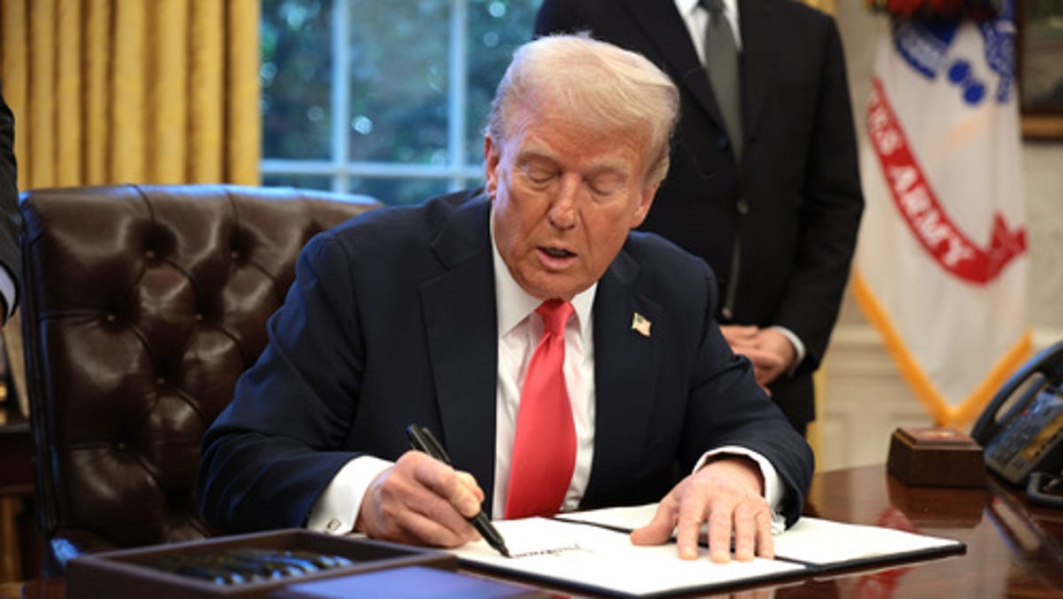 特朗普签署行政命令,使我们成为我们的英语语言 特朗普签署行政命令,使我们成为我们的英语语言