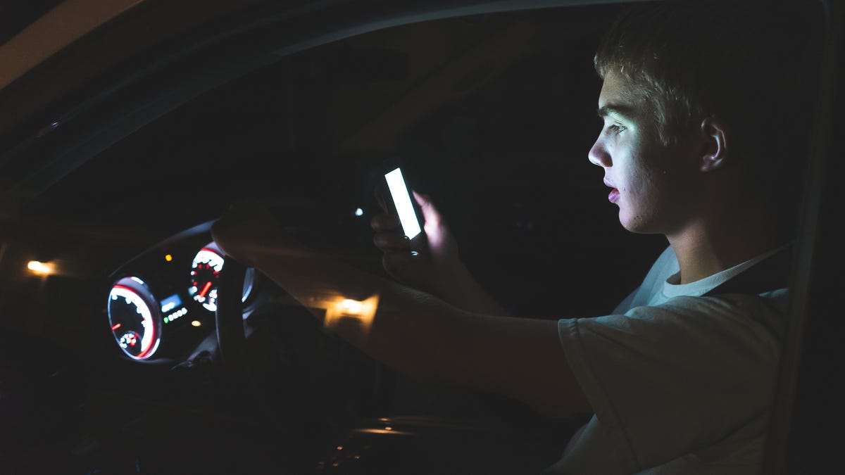 Is it illegal to be on your phone while at a red light in Florida?