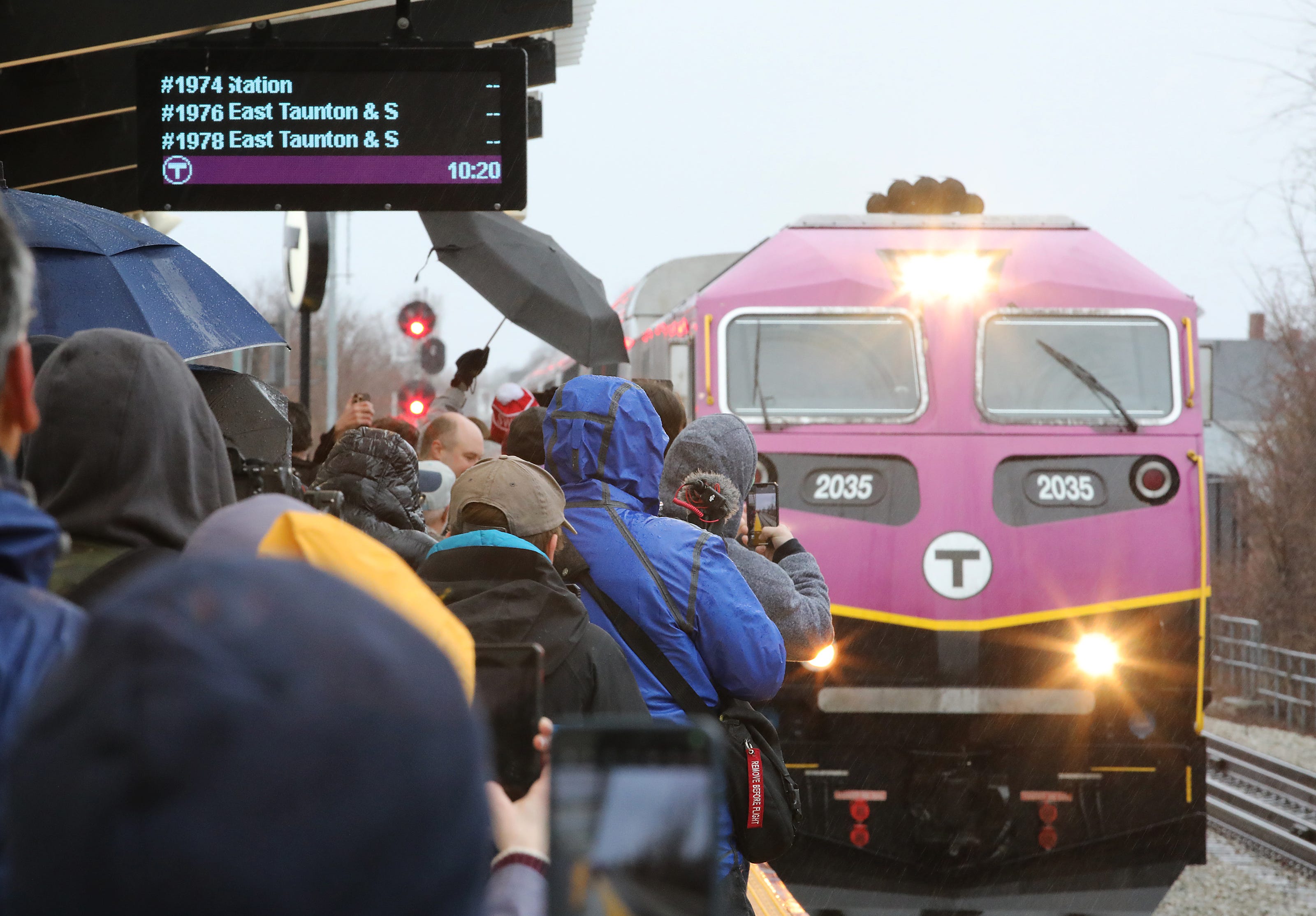 Shuttle buses replace some South Coast Rail trains April 26 and 27