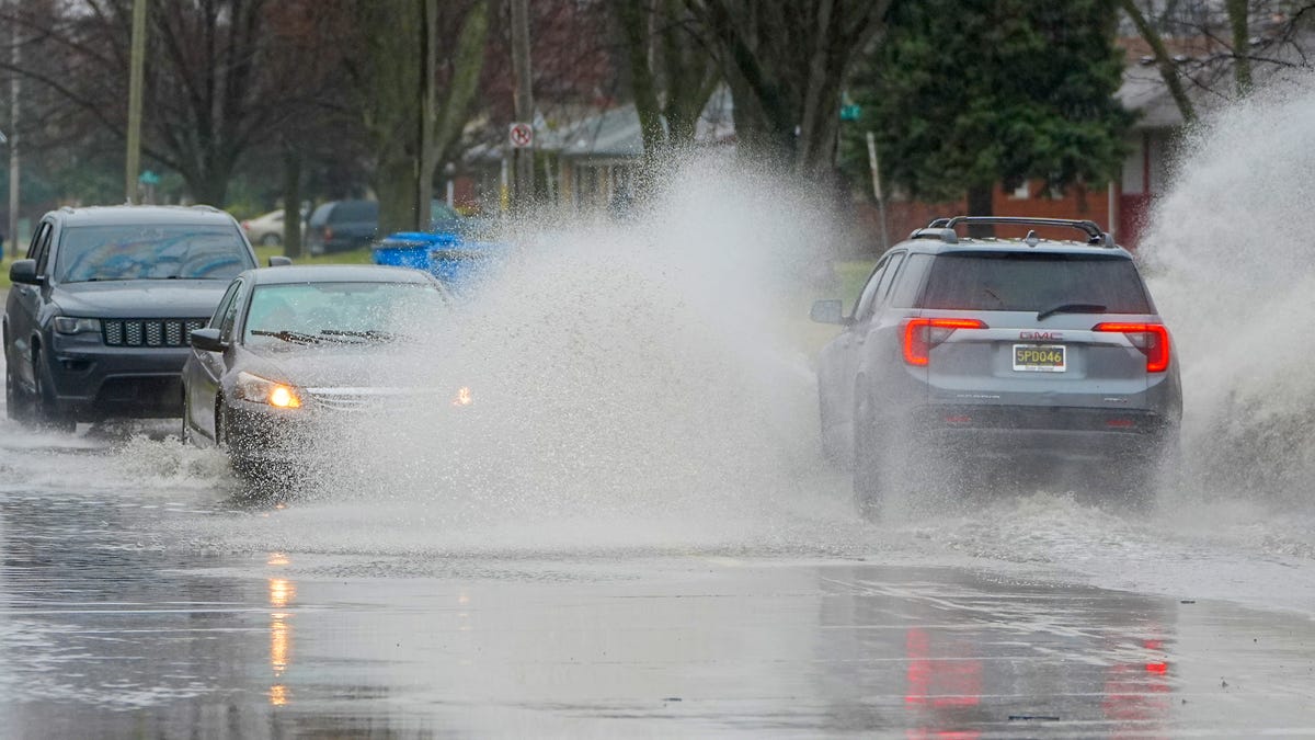 https://www.gannett-cdn.com/authoring/authoring-images/2025/04/03/PDTF/82789763007-flooding-040225-es-02.jpg?auto=webp&crop=2033,1143,x120,y0&format=pjpg&width=1200