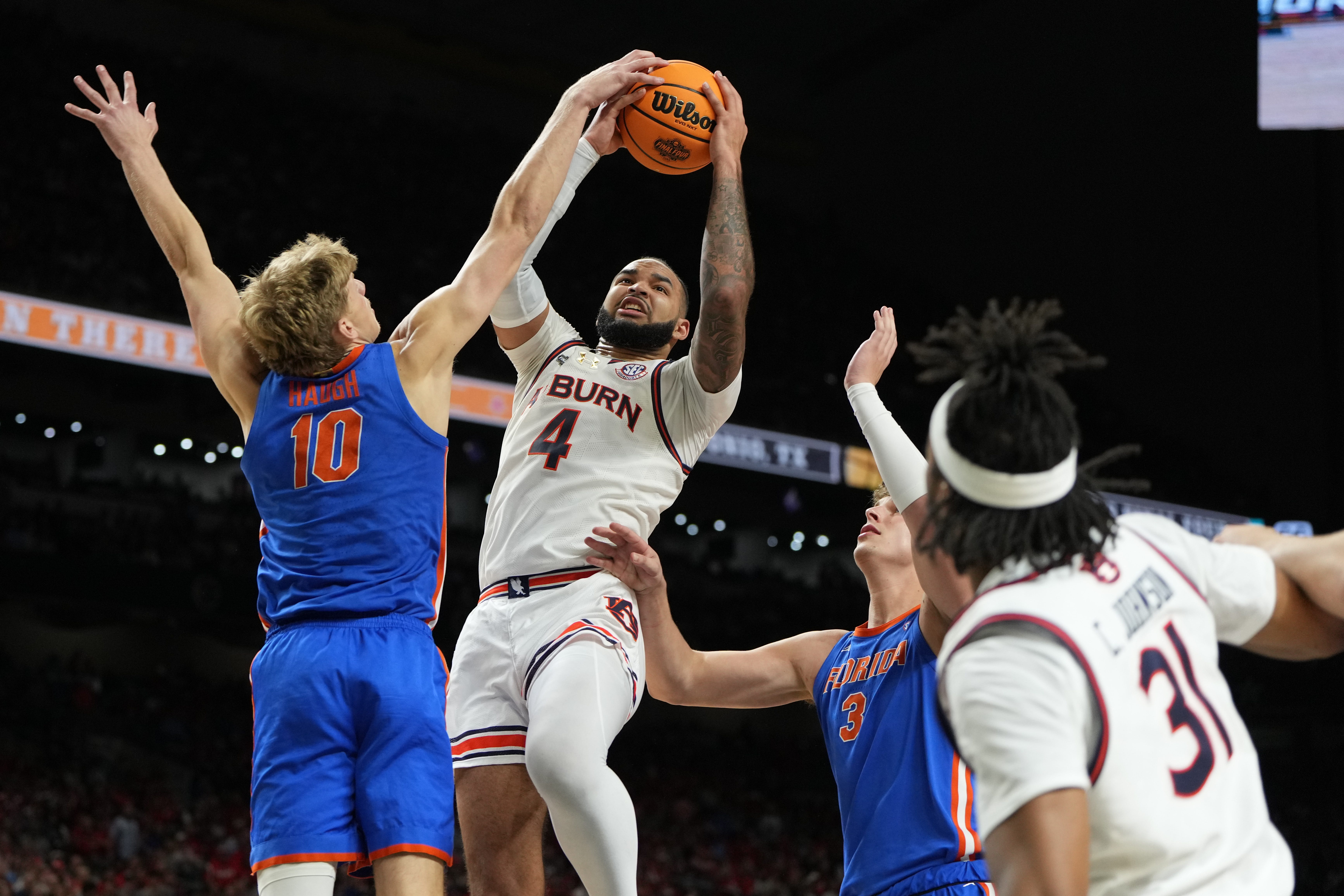 Auburn forward Johni Broome (4) drives to the basket against Florida forward Thomas Haugh (10) during the national semifinals of the 2025 NCAA men's tournament at the Alamodome.