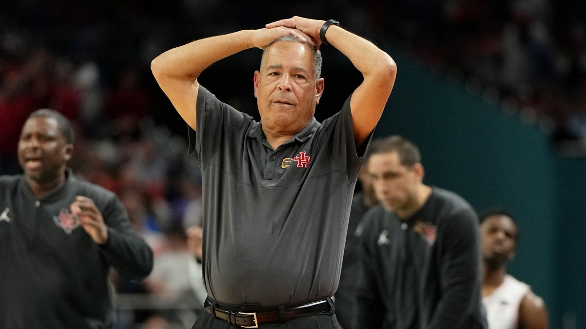 Why Houston's Emanuel Sharp was unable to touch the ball at end of NCAA championship