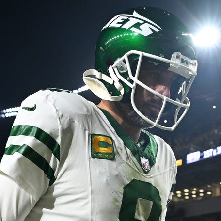 Aaron Rodgers of the New York Jets walks off the field after a loss to the Pittsburgh Steelers at Acrisure Stadium on October 20, 2024 in Pittsburgh, Pa.