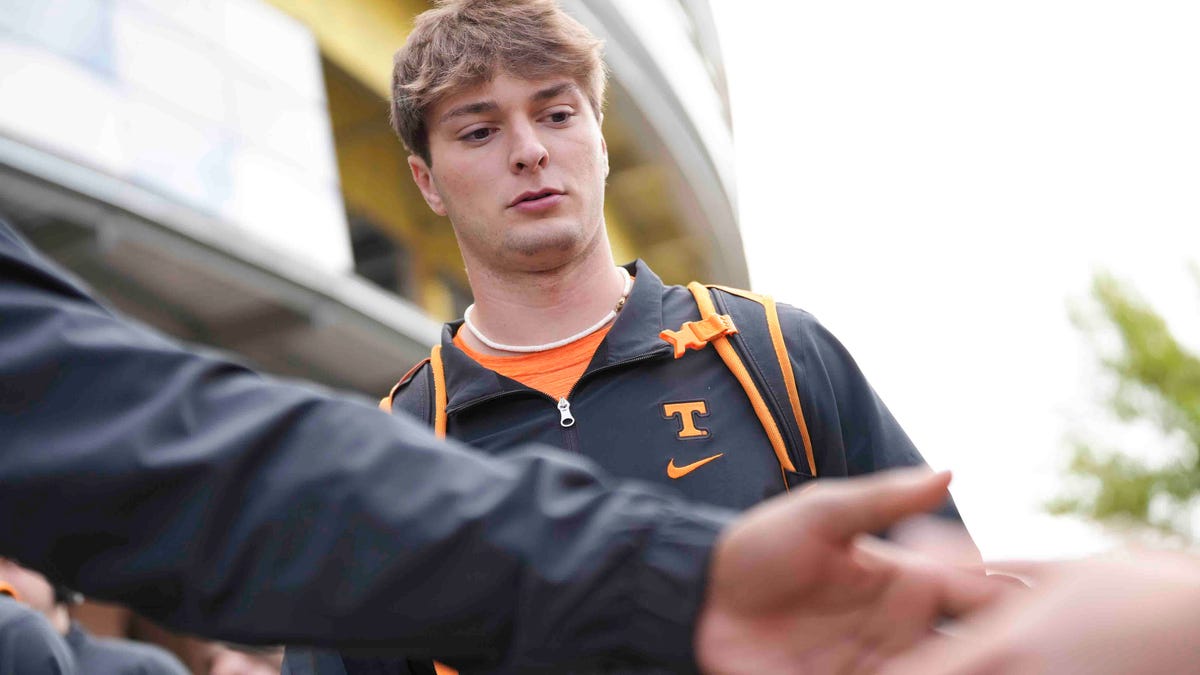 Inside Tennessee football’s QB search as portal opens: Pay transfer or Jake Merklinger? Inside Tennessee football’s QB search as portal opens: Pay transfer or Jake Merklinger?