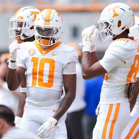 Tennessee wide receiver Mike Matthews (10) warms up before the Orange & White spring game, Saturday, April 12, 2025.