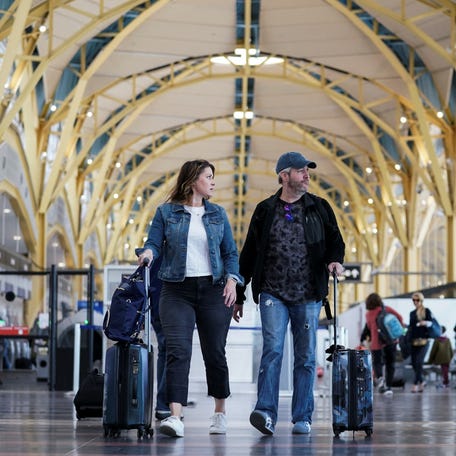 A pair of travelers at Ronald Reagan Washington National Airport. REUTERS/Kevin Lamarque