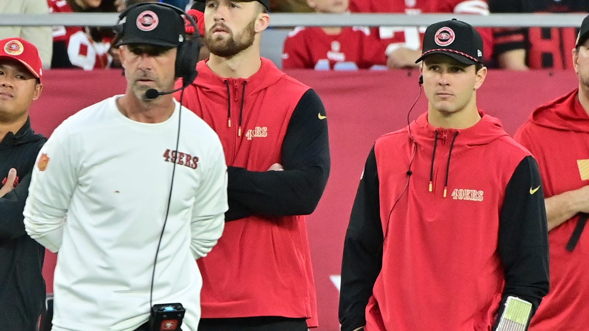 Jan 5, 2025; Glendale, Arizona, USA; San Francisco 49ers quarterback Brock Purdy (right) and head coach Kyle Shanahan (left) look on the in second half against the Arizona Cardinals at State Farm Stadium.
