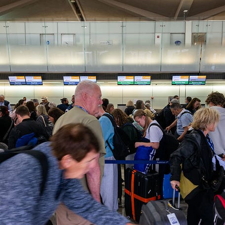 NEWARK, NEW JERSEY - MAY 05: People wait in line for a delayed flight at Newark International Airport on May 05, 2025 in Newark, New Jersey. Delays and cancellations at one of the nation's busiest airports have persisted for about a week, with these disruptions continuing into Monday morning. Air traffic control outages, runway construction, and an announcement by United Airlines that over 20% of FAA controllers at Newark walked off the job have all contributed to delays and   cancellations. (Photo by Spencer Platt/Getty Images)