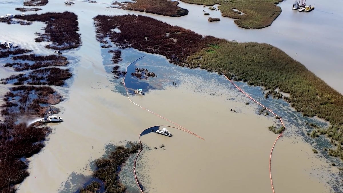 la oil well spill.jpg