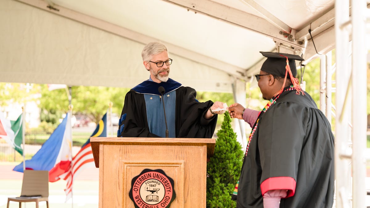 As AI reads names at some college graduations, one Ohio professor prefers ...