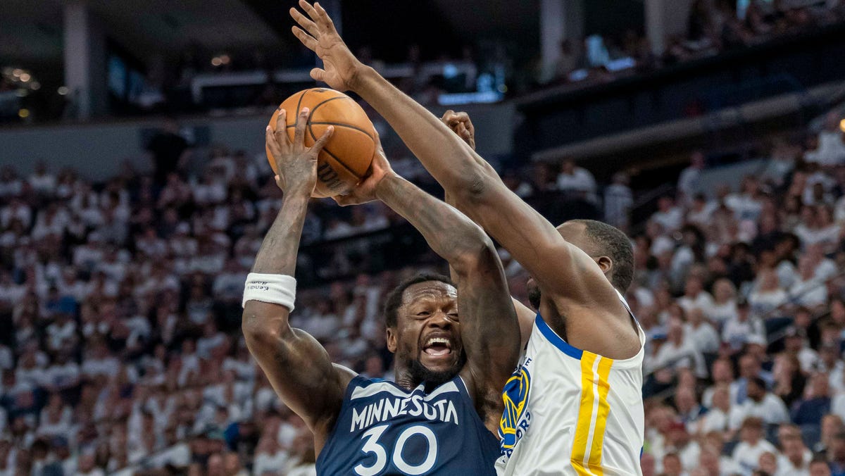 Julius Randle drives to the basket against Draymond Green during Game 2. Randle finished with 24 points.