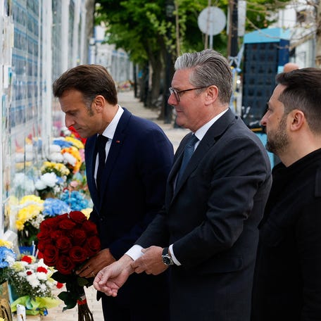 Ukrainian President Volodymyr Zelenskiy, French President Emmanuel Macron and British Prime Minister Keir Starmer visit a memorial wall of fallen Ukrainian servicemen, amid Russia's attack on Ukraine, in Kyiv, Ukraine, May 10, 2025. REUTERS/Thomas Peter/Pool