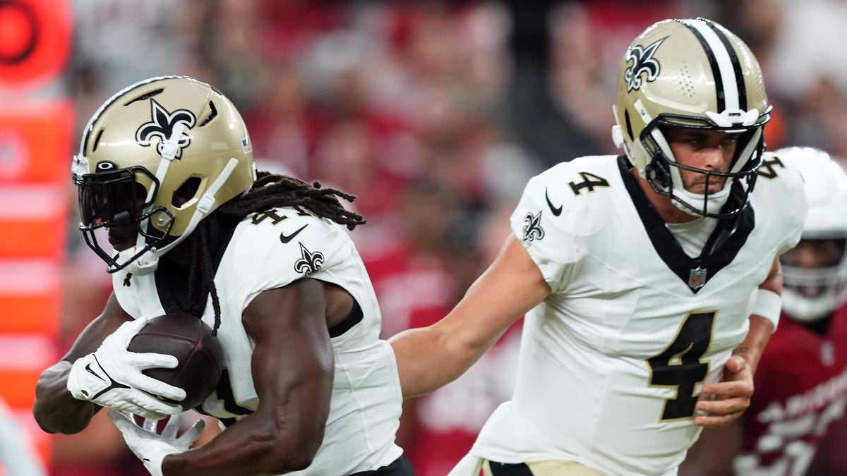 Aug 10, 2024; Glendale, Arizona, USA; New Orleans Saints quarterback Derek Carr (4) hands the ball to New Orleans Saints running back Alvin Kamara (41) during the first half against the Arizona Cardinals at State Farm Stadium. Mandatory Credit: Joe Camporeale-USA TODAY Sports