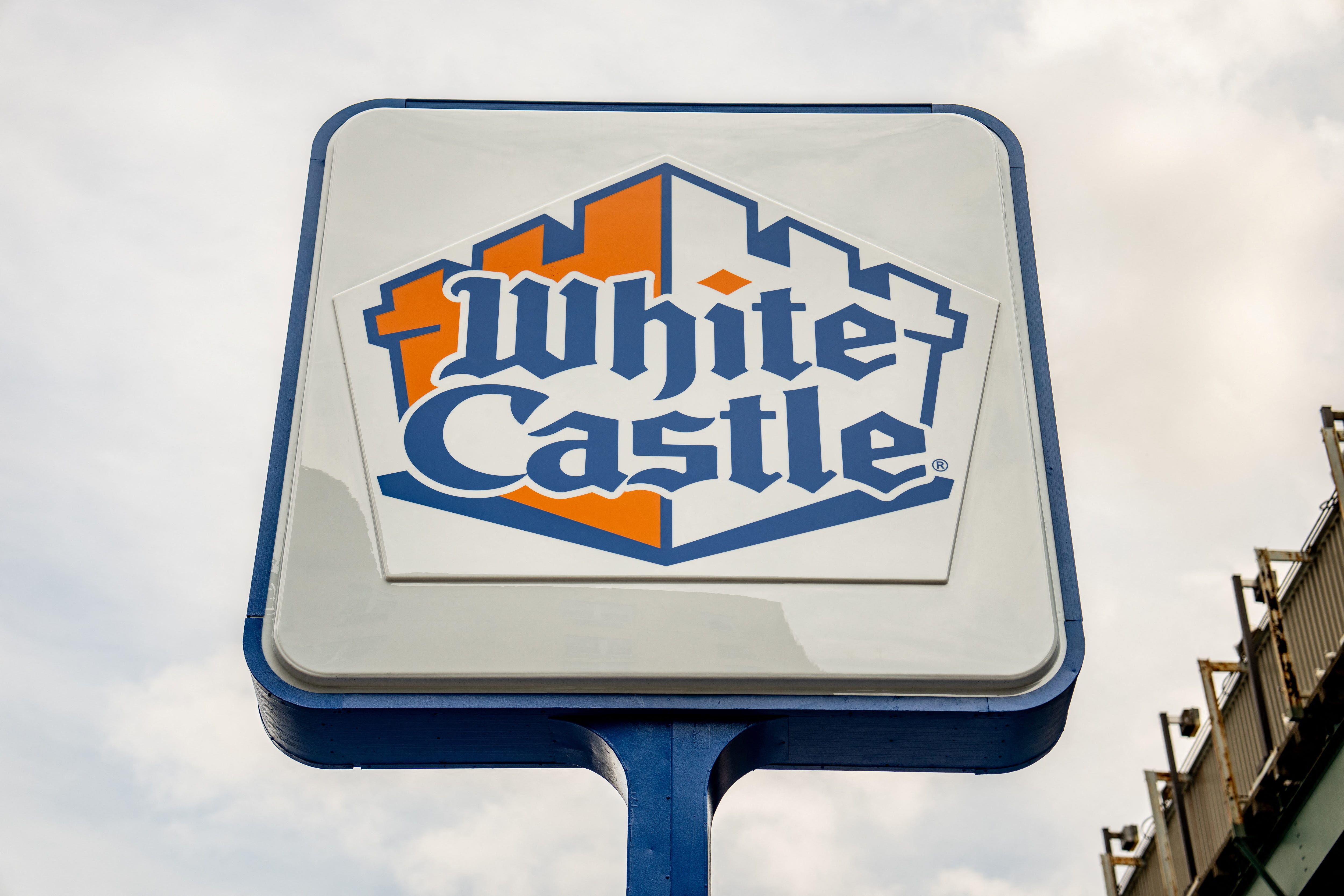 White Castle plans to expand nationwide with automated kiosks serving hot sliders in hospitals, campuses, offices and more.