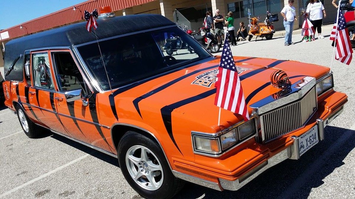 Ein Leichenwagen im Bengals-Design mit dem Namen „Who Dead“ steht zum ...