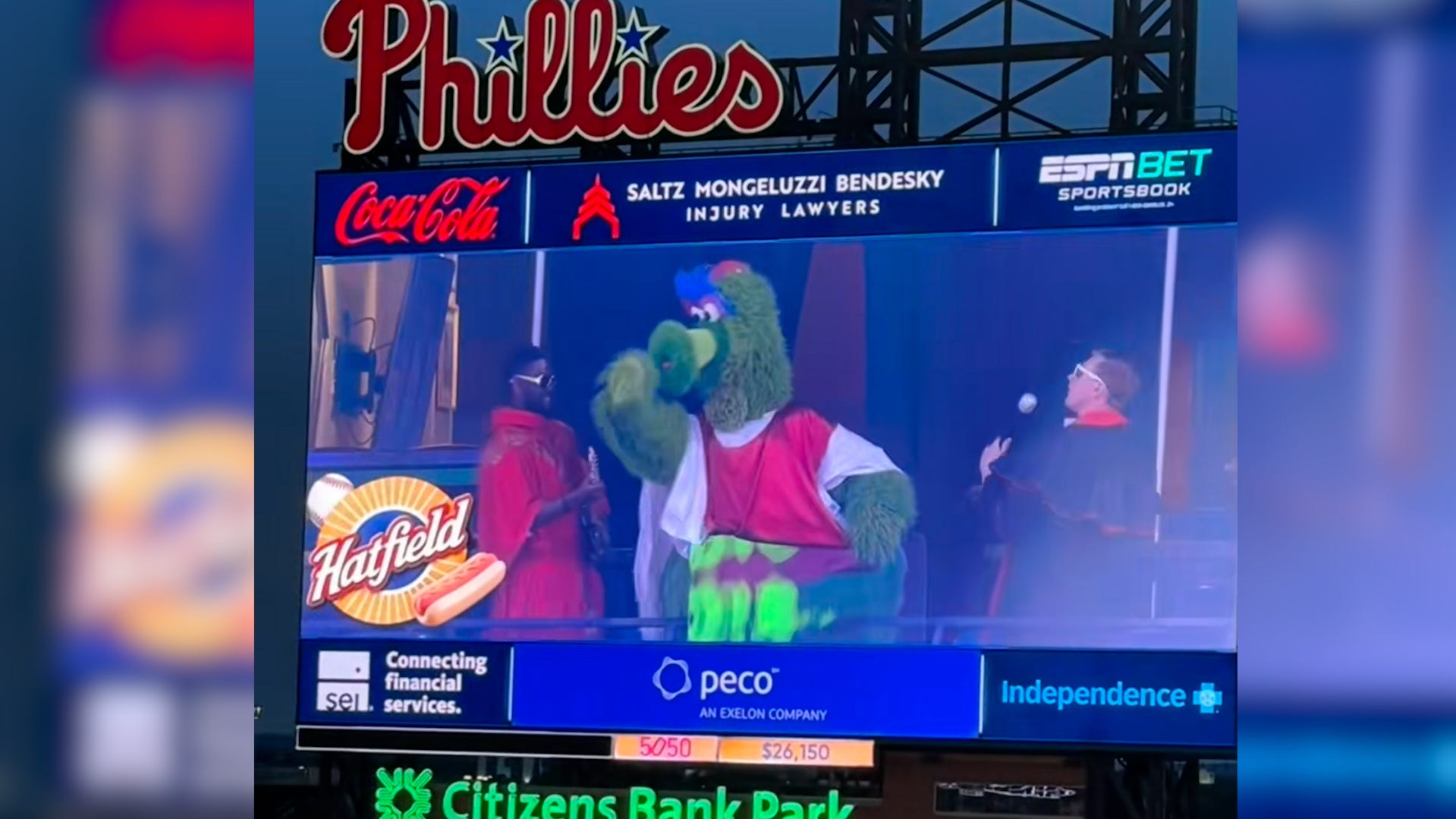 Phillie Phanatic surprises fans by coming out dressed as Pope Leo XIV