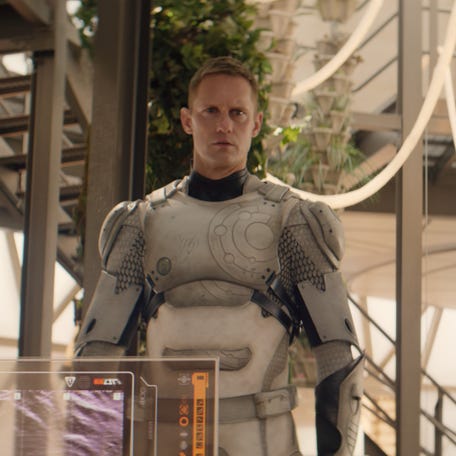 Alexander Skarsgård as Murderbot and David Dastmalchian as Gurathin in "Murderbot."