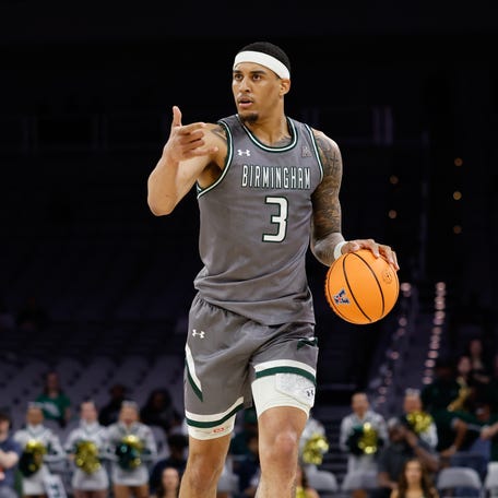 UAB Blazers forward Yaxel Lendeborg (3) dribbles the ball upcourt against the North Texas Mean Green during the first half at Dickies Arena.