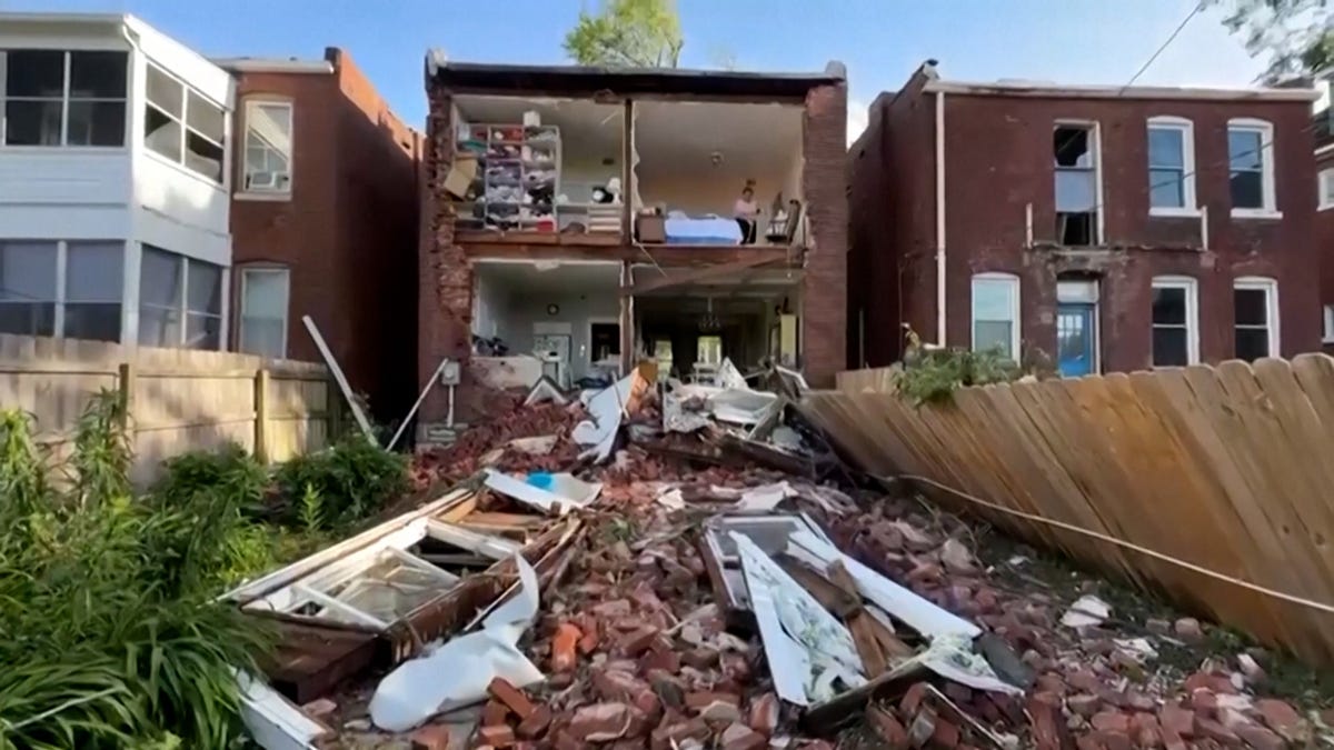 Deadly tornadoes strike Kentucky, Missouri