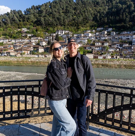 Alicia Walter and Nate Stark introduce themselves as Californians instead of American.