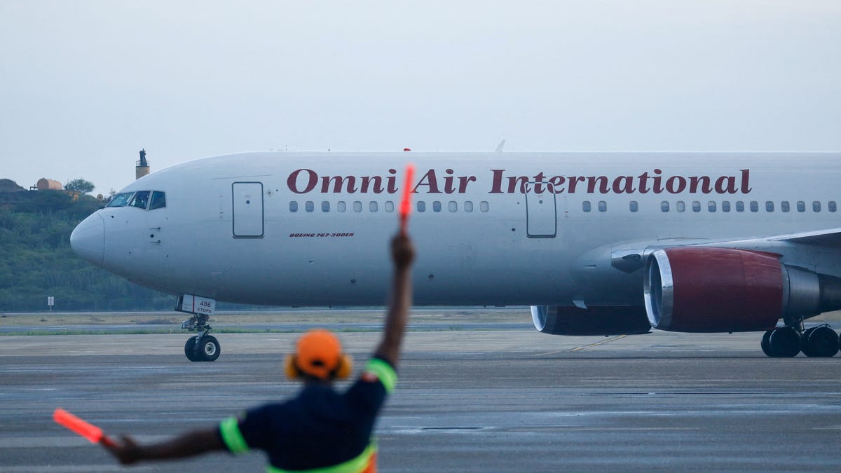 FILE PHOTO: An Omni Air International plane carrying Venezuelan migrants arrives from the United States on a deportation flight at Simon Bolivar International Airport, in Maiquetia, Venezuela May 9, 2025. REUTERS/Leonardo Fernandez Viloria/File Photo