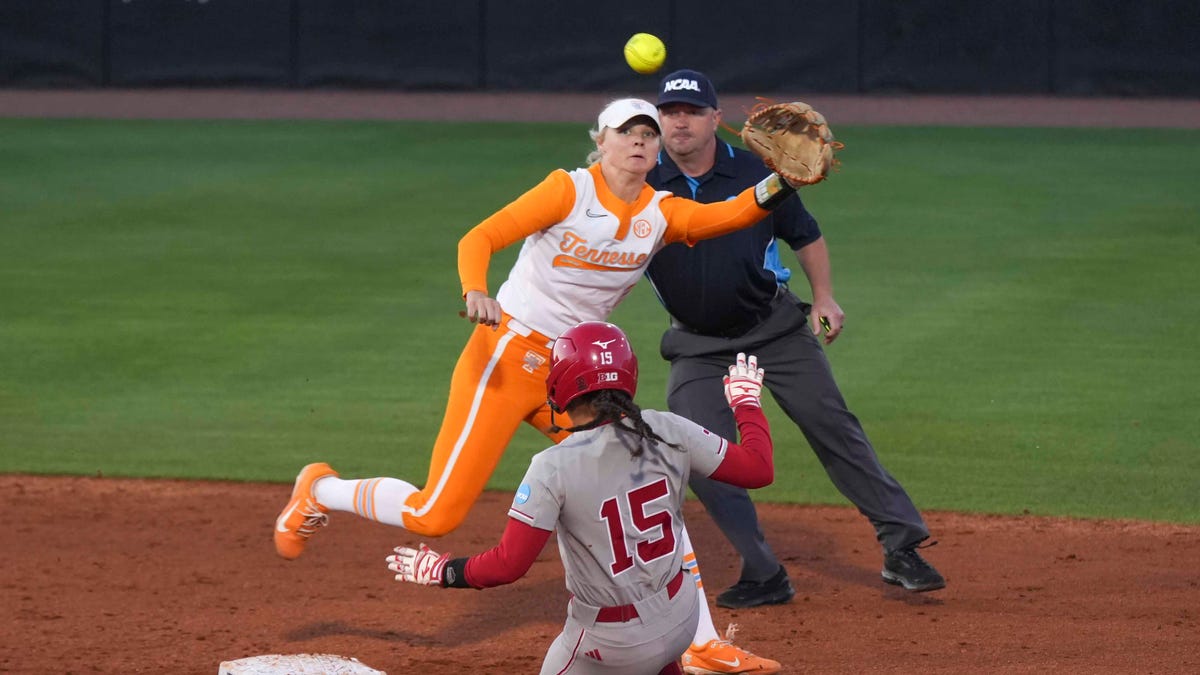 Karen Weekly on errors, lost challenge in Tennessee softball’s Game 1 loss to Nebraska in super regional Karen Weekly on errors, lost challenge in Tennessee softball’s Game 1 loss to Nebraska in super regional