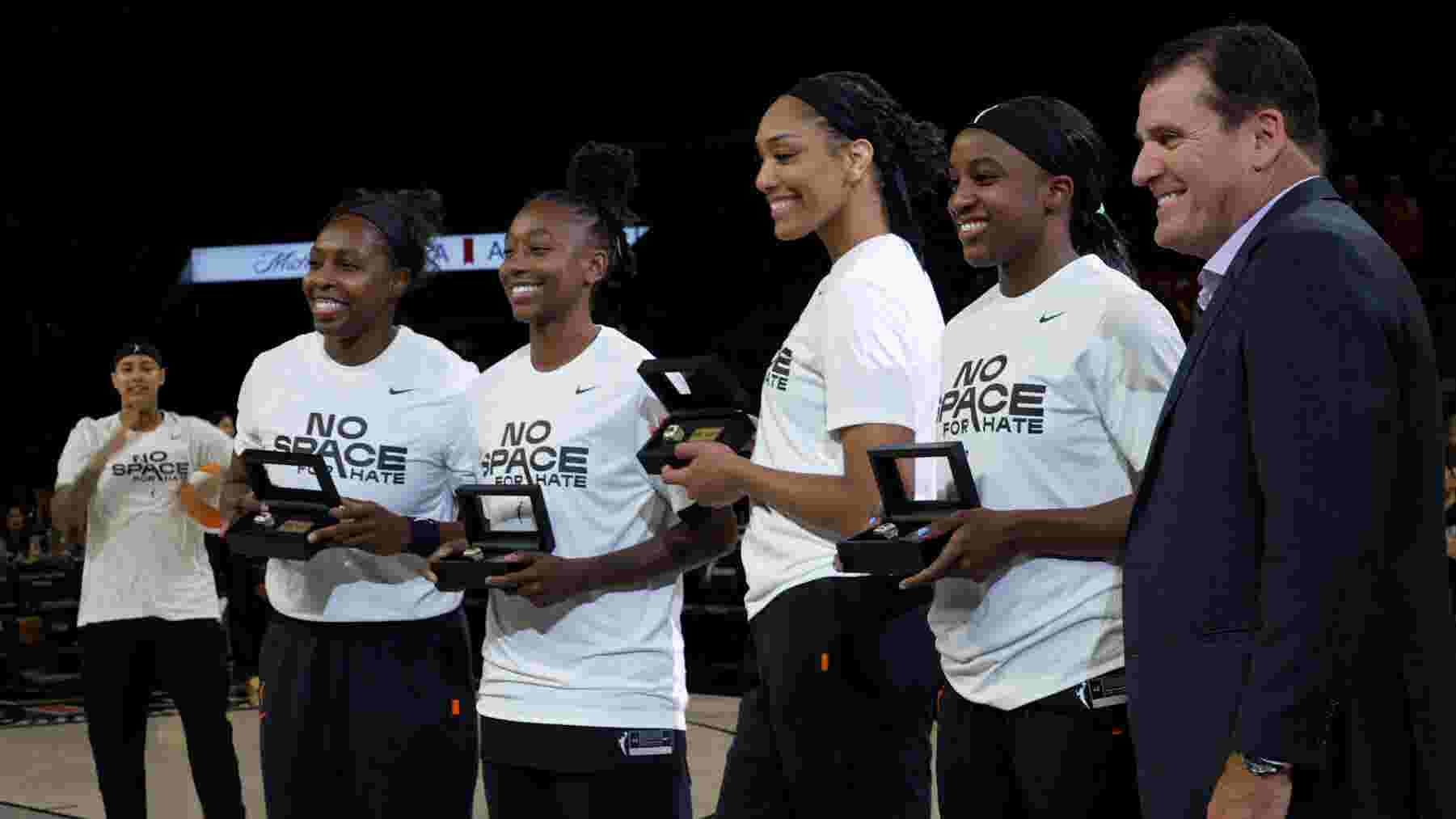 Sehen Sie, wie Spieler der Las Vegas Aces Gedenkringe erhalten
