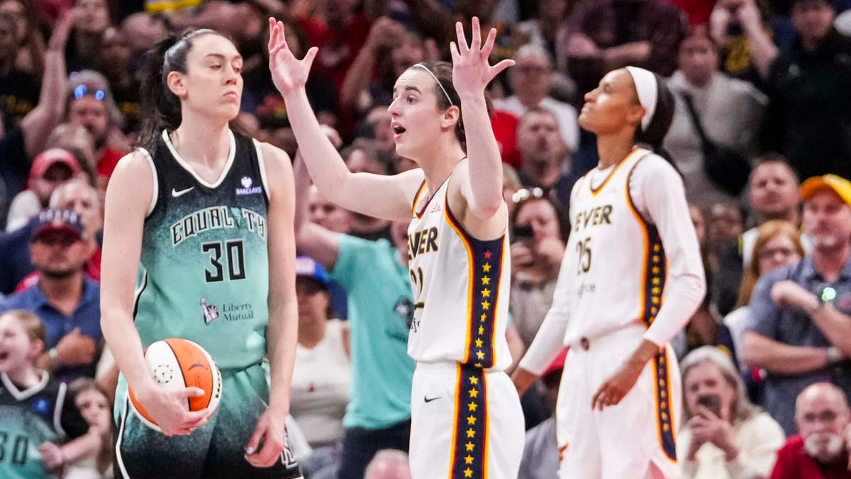 ‘Disrespect’: Fever coach fumes at refs after Caitlin Clark didn’t get foul call ‘Disrespect’: Fever coach fumes at refs after Caitlin Clark didn’t get foul call