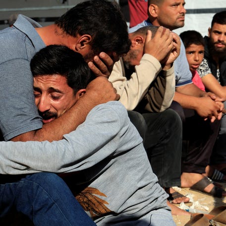 Mourners react during the funeral of Palestinians killed in Israeli strikes, at Nasser hospital, in Khan Younis, southern Gaza strip, May 25, 2025. REUTERS/Hatem Khaled