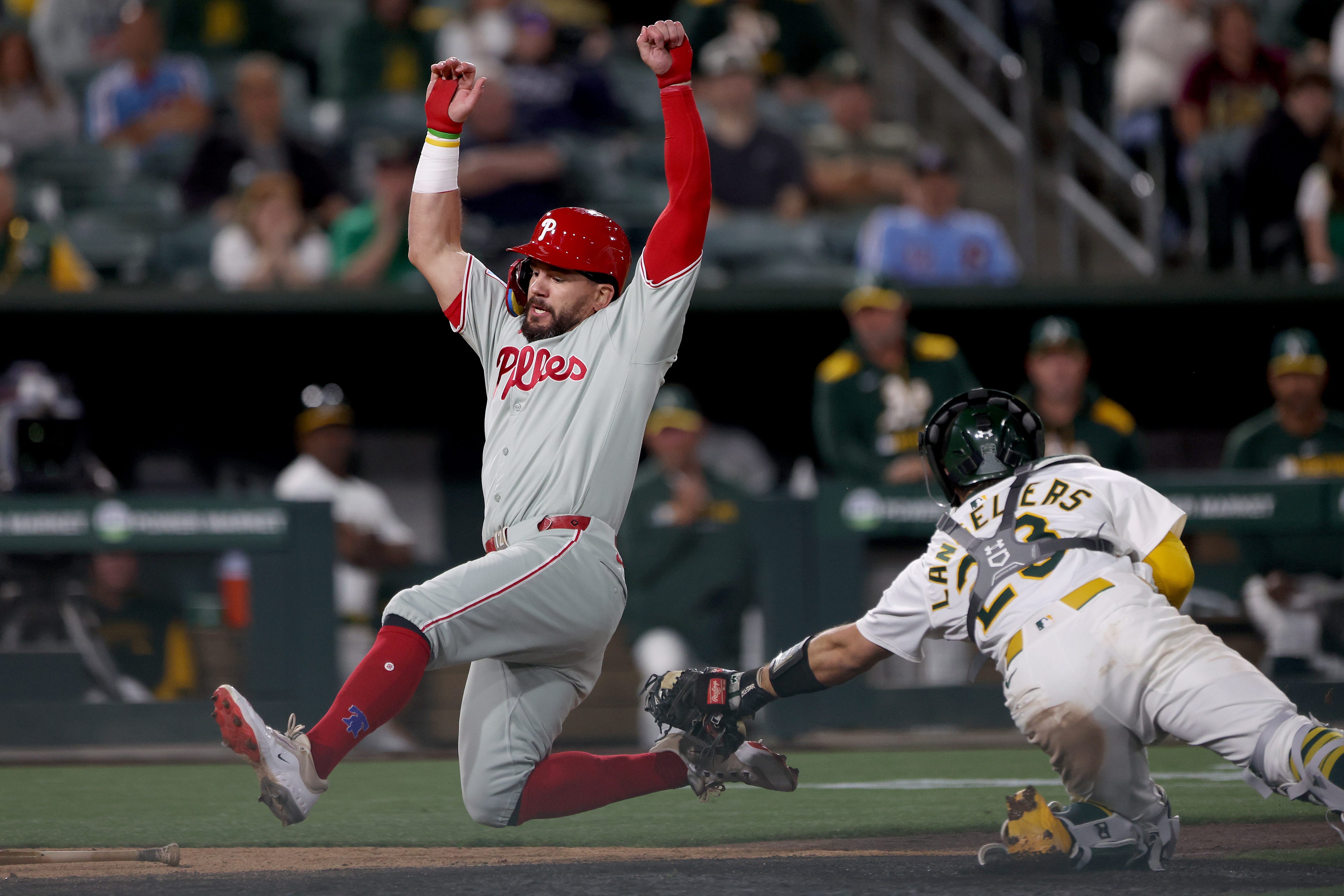 Kyle Schwarber marque un point contre les Athletics.