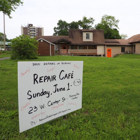 A sign for the upcoming Repair Cafe which will be held the Beacon Recreation Center on 23 W Center Street on June 1.